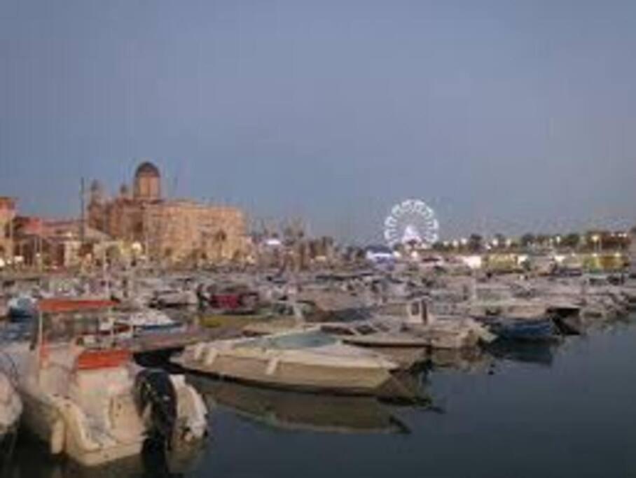 Апартаменты Votre Sejour Cosy A Frejus! Экстерьер фото